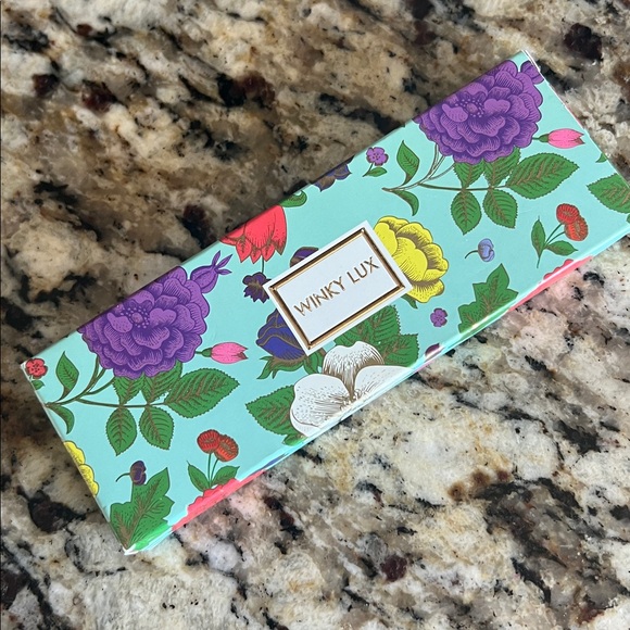 ⚡️💕WINKY LUX Macaron Eyeshadow Palette - Picture 7 of 7